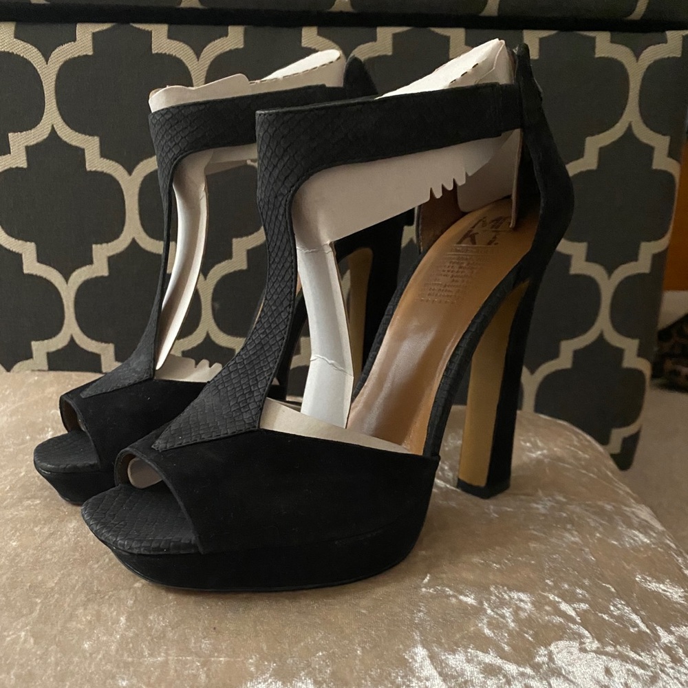 🌟MRKT. Black velvet heels🌟